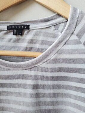 NWOT Theory Light Gray Striped Short Sleeved Crew Neck T-shirt M Medium